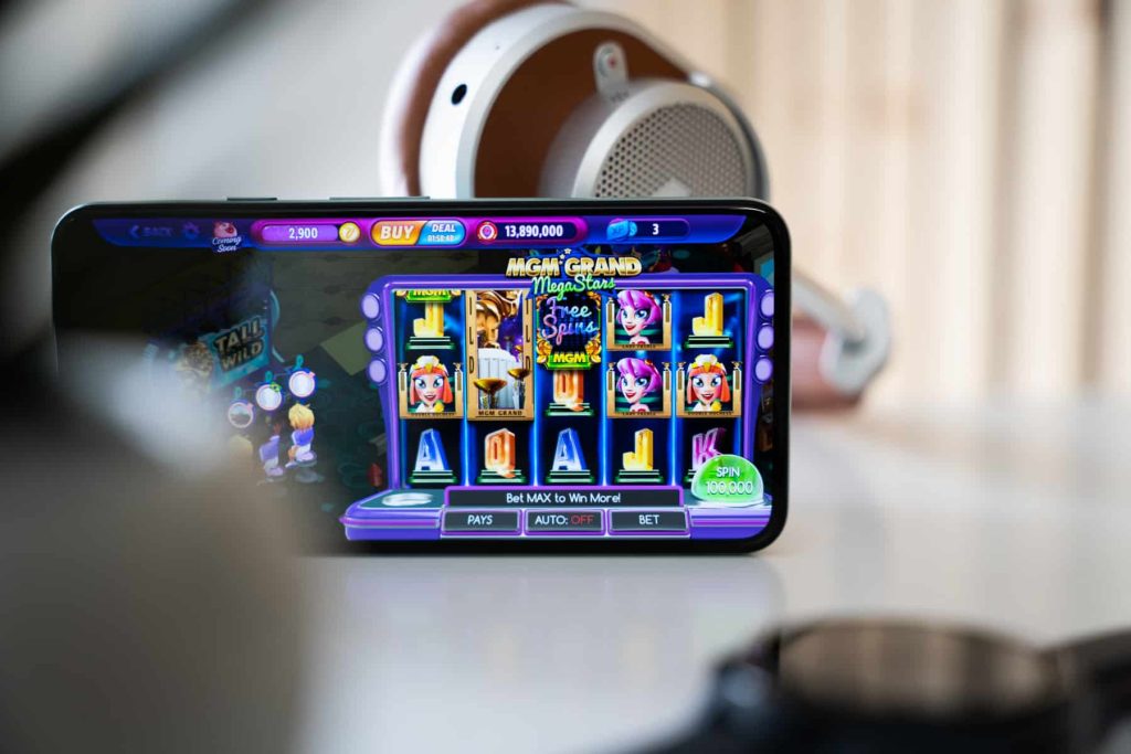 What Keeps Online Casino Platforms Relevant While Other Apps Rotate Out