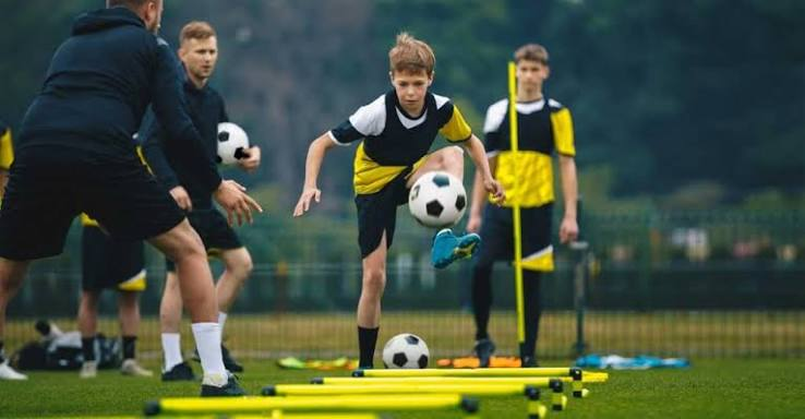 1 to 1 Soccer Training vs. Team Practice: Which Actually Develops Youth Players Faster?